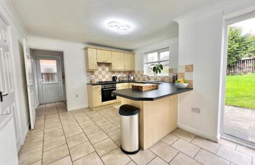 Contemporary 4-Bed home for Contractors & Families - Foto 8