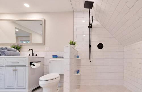 Renovated & Sophisticated Home Near Beach & Shops! - Photo 37