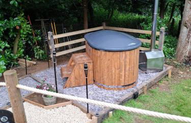 Brewers Bolt Cozy Unique Shepherds Hut - Hot Tub! - Photo 8