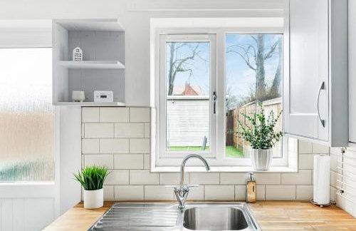 3BR Home with Garden & Free Parking - Foto 16