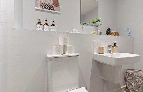 Tropical Suite - 2 Bed 2 Bath City Centre Netflix Games - Exclusive Weekly and Monthly DEALS - Raozee Homes - Foto 29