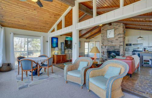 Cedar Lake Retreat with Boathouse and Dock! - Foto 7