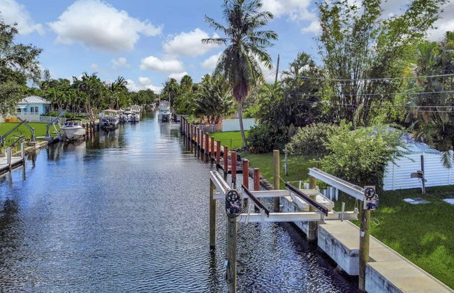 Stunning 3 Bd Pool House w Enchanting Water Views - Foto 7