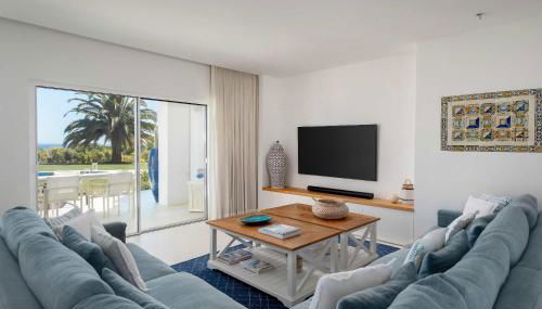 Charming Villa with Pool & Scenic Garden - Foto 2