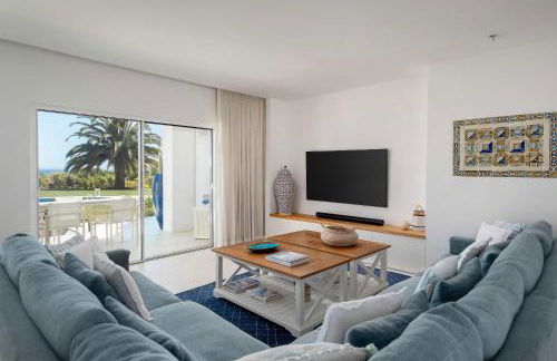 Charming Villa with Pool & Scenic Garden - Foto 2