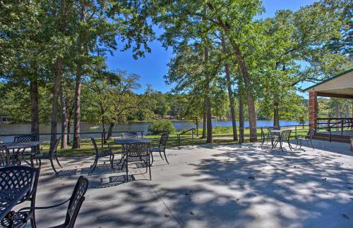 Holly Lake Retreat w/ 2 Community Pools & Yard - Foto 32