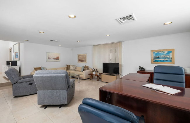 3BR 3BA Pool Downtown Short Walk to Beach - Foto 18