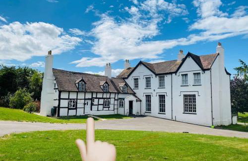 Stylish Tudor Cottage & Hot Tub - Photo 23