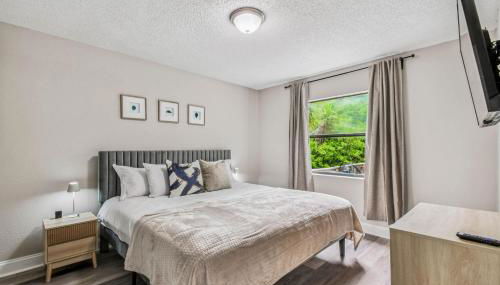 Heart of S Tampa- Hot Tub, Private Backyard, Fire Pit, Grill, 5 min to Beach - Foto 3