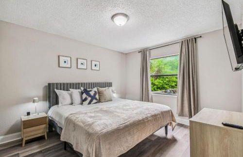 Heart of S Tampa- Hot Tub, Private Backyard, Fire Pit, Grill, 5 min to Beach - Foto 3