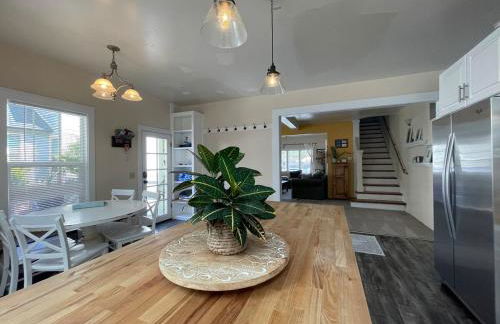 Sunlit Surf House 4BR Downtown Walk to beach - Foto 43