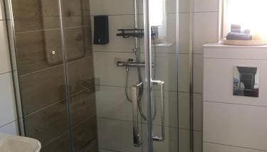 FeWo Hafenkoje am Timmeler Meer in Großefehn - Foto 4, Shower
