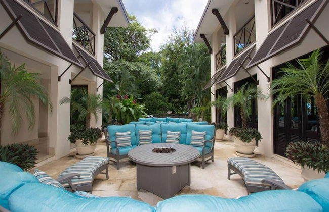 Impressively designed and decorated 3rd-floor space overlooking pool in Coco - Photo 23
