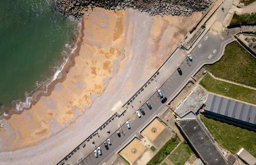 NEW Beachfront Apartment slps 4, West Bay, Dorset - Photo 4