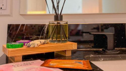 City Skyline Views & Rooftop Pool at District 225 - Foto 2