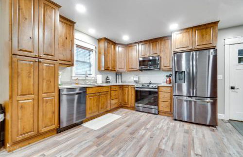 Scenic Yankton Retreat with Fire Pit 1 Mi to Lake! - Foto 6