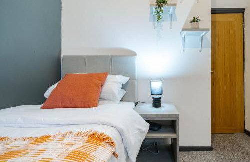 Spacious 3-Bedroom Home Near City Centre with Parking - Foto 12