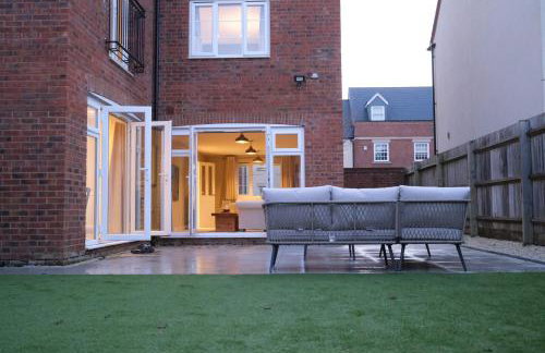 Luxury 6-Bedroom House 5 minutes from Bicester Village Shopping Outlet - Perfect for Business and Family Stays! Private Parking for 4 Cars! - Photo 1