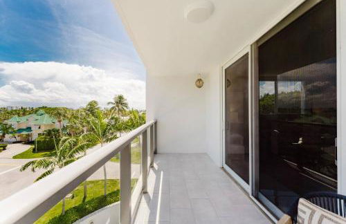 Across from Beach | Balcony • Pool • Parking • 2BR - Foto 41