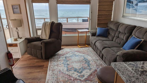 Ocean Front Cabin 15, Jacuzzi & Sensational Views - Photo 2, Chambre