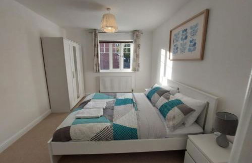 Spacious 4 Bed house with parking and garden at Reading - Photo 15
