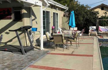 Pool Front Romantic Getaway withPrivate Entry - Foto 34