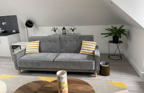 Orchid Lodge - Two Bed Generous Flat - Parking, Netflix, WIFI - Close to Blenheim Palace & Oxford - F4 - Photo 5