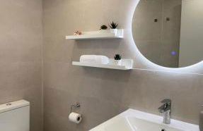 NUEVO, primera linea de playa, con piscina y vistas al mar - Foto 22