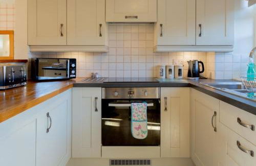 Jasmine Cottage - 2 Bedroom in Heart of Bourton! - Photo 14