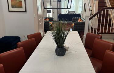 Classy Victorian Brownstone Subway Shopping - Photo 12