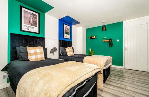 Sleek and Stylish 3 Bed in Greenock - Sleeps 8 - Photo 18