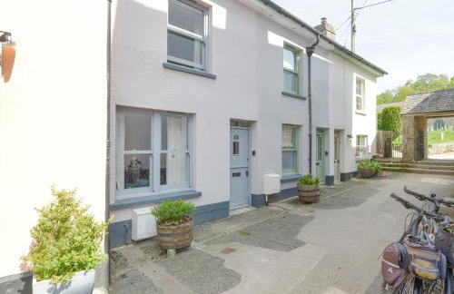 The Cottage on The Square - Photo 1