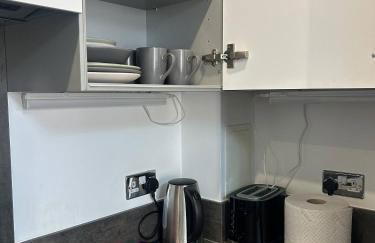 Central 1-Bed Apt for 4 Close To Transport Shops - Foto 8