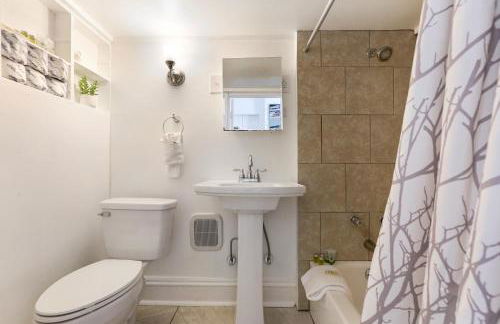 Uptown Spacious 4BD/3BA with Historic Charm - Foto 78