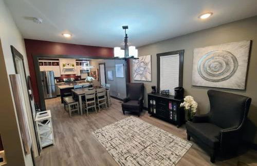 King Bed In Main Floor - Downtown Vacation Rental - Foto 30