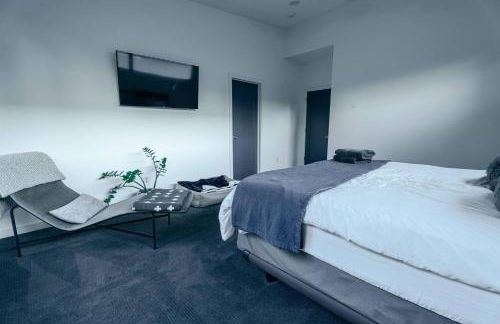 3 bed 3 bath Modern Luxury Home with Hot Tub and Rooftop Patio - Foto 23