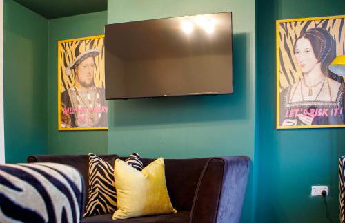 6 BR 3 Bath Spacious Tudor House & Free Parking - Foto 62