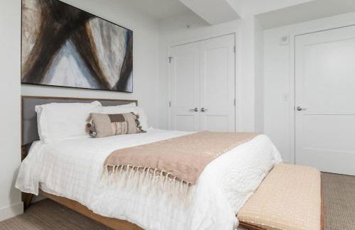 High Rise Retreat w City Skyline Views Shared Gym - Photo 23