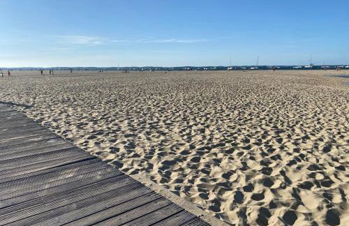 Aux pieds des plages, du port, de la piste cyclable et des commerces de proximité, un studio au dernier étage avec une vue panoramique sur le Bassin d'Arcachon, entièrement rénové, dans une résidence avec piscine - Foto 27