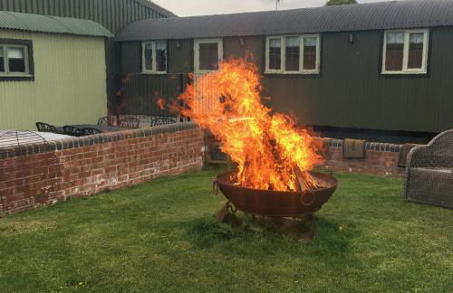 Shepherds View at Oaks Barn Farm Alcester with optional paid for Hot tub - Photo 1