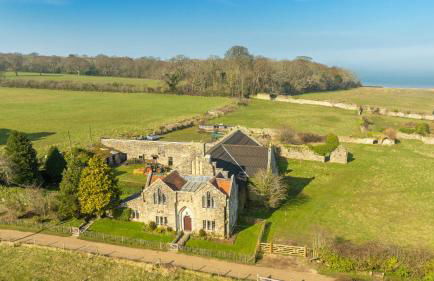 The Old Abbey Farmhouse - Stay at Quarr Abbey Monastery - Pet-Friendly Farmhouse with History & Countryside Views, surrounded by woodland & nature - Photo 52