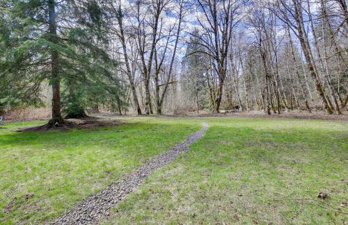 Peaceful Rhododendron Cabin with Fire Pit and Hot Tub! - Foto 34