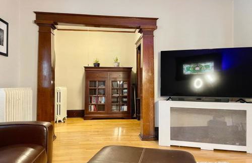 Charming Centrally Located Duplex with Parking - Foto 16