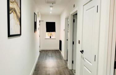 Spacious 2 Bedroom Modern Apartments - Central Location - Free Parking - Smart TV - Washer Dryer - Built for Contractors, Consultants and Work Teams - Foto 11