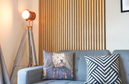 Stylish Canal Side Apartment - City Centre - Free Parking, Balcony, Smart TV, Fast Wifi by Yoko Property - Photo 14