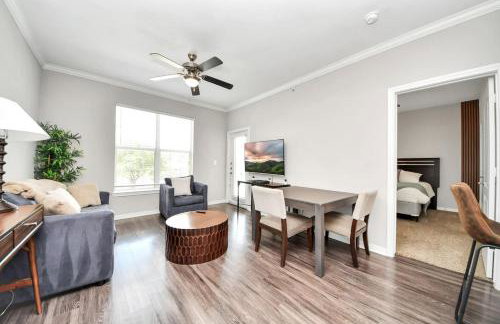 LUX Resort Inspired 2BR Near Houston Pool Gym - Foto 4