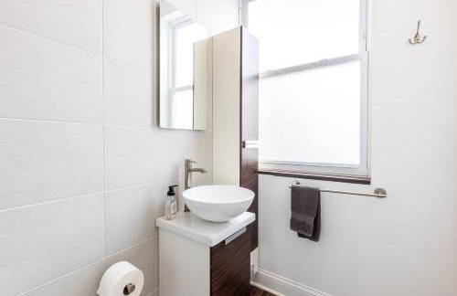 Uptown Bright & Modern Apt - Steps to Lake, Train, Amazing Food & Free Parking - Photo 14