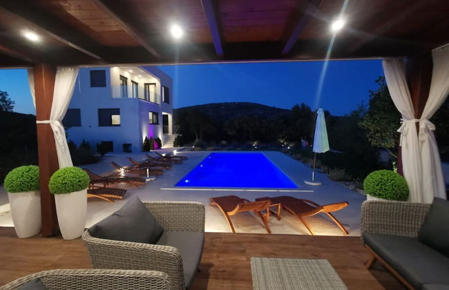 Modern Villa With Private Heated Pool and Lounge Area for a Relaxing Stay - Foto 13
