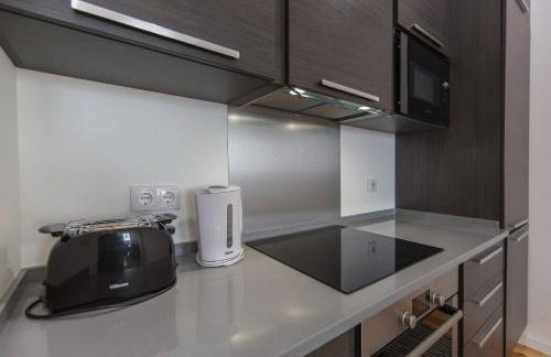 Central Lisbon Flat by Pink St - Photo 32