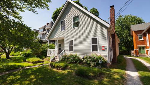 Home STEPS from Oberlin - Foto 2